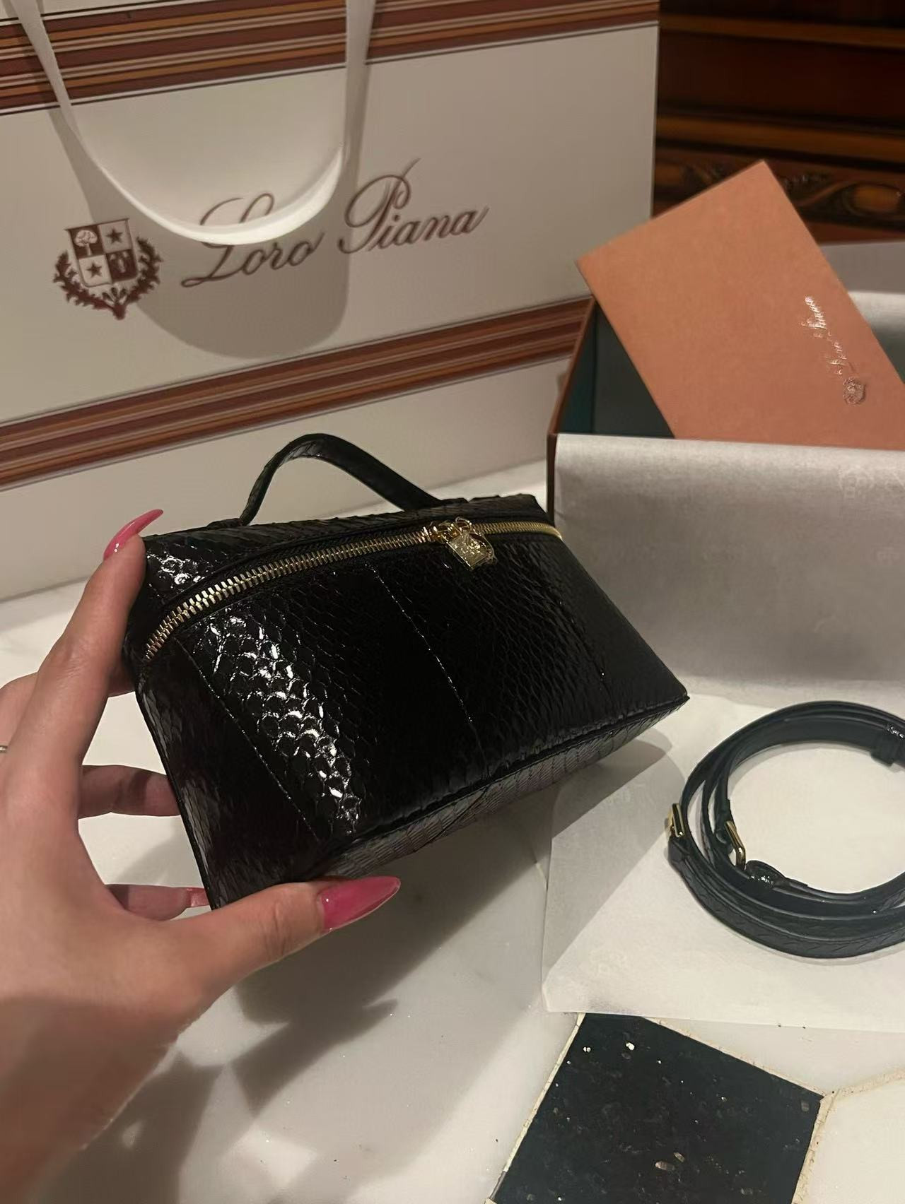 L**o p*ana extra pocket l19 bag 11x19x6.5cm