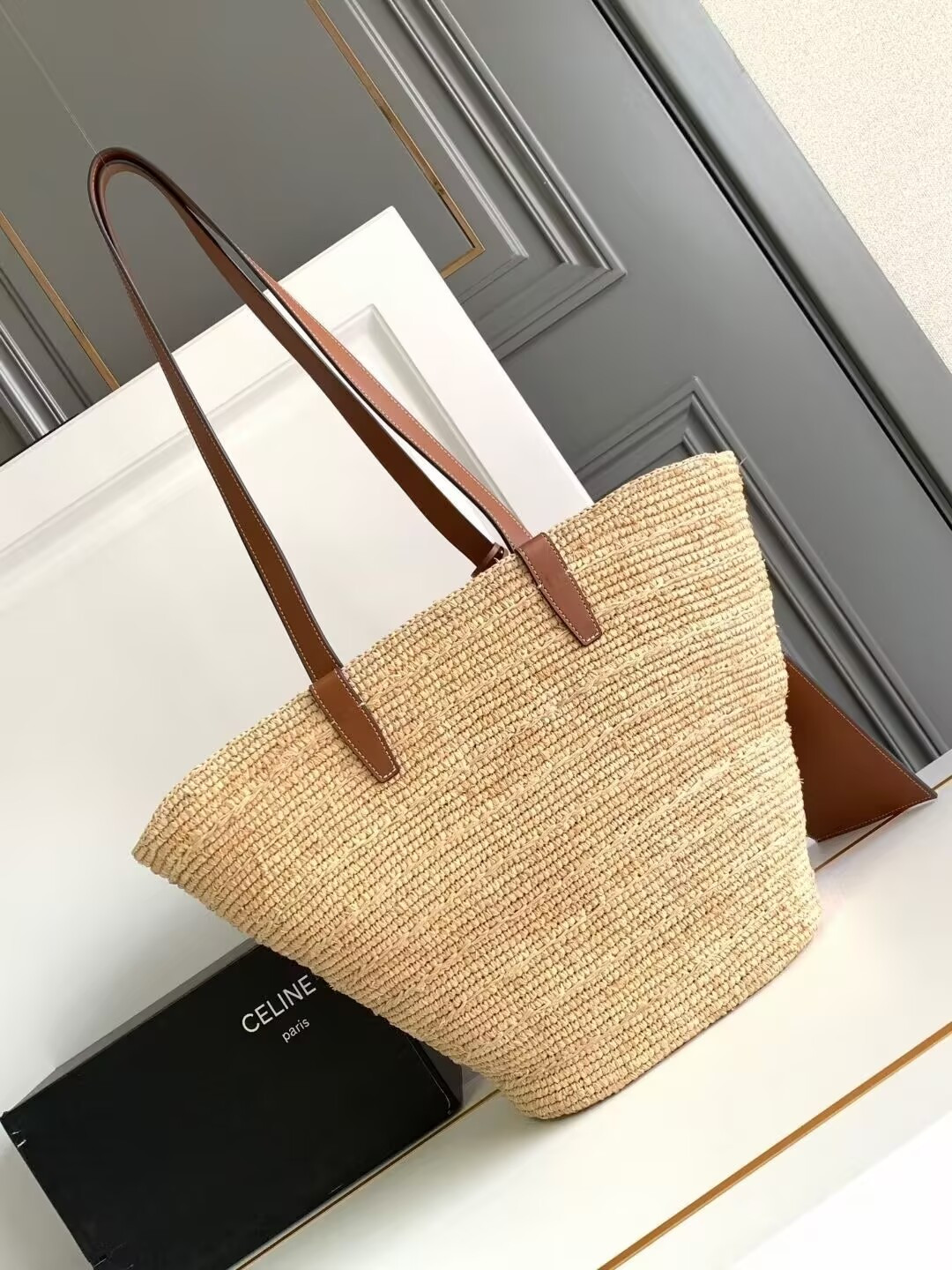 ce**e medium S*pple ce**e classic panier in raffia and calfskin 22x30x14cm
