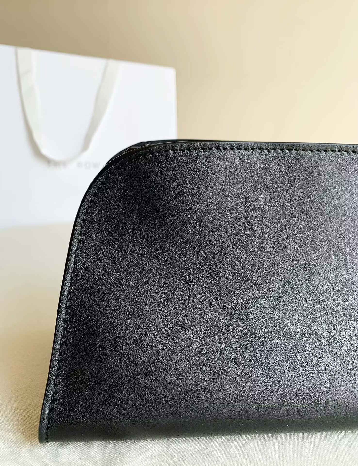 T*e R0w peggy clutch in leather 28x13x14cm