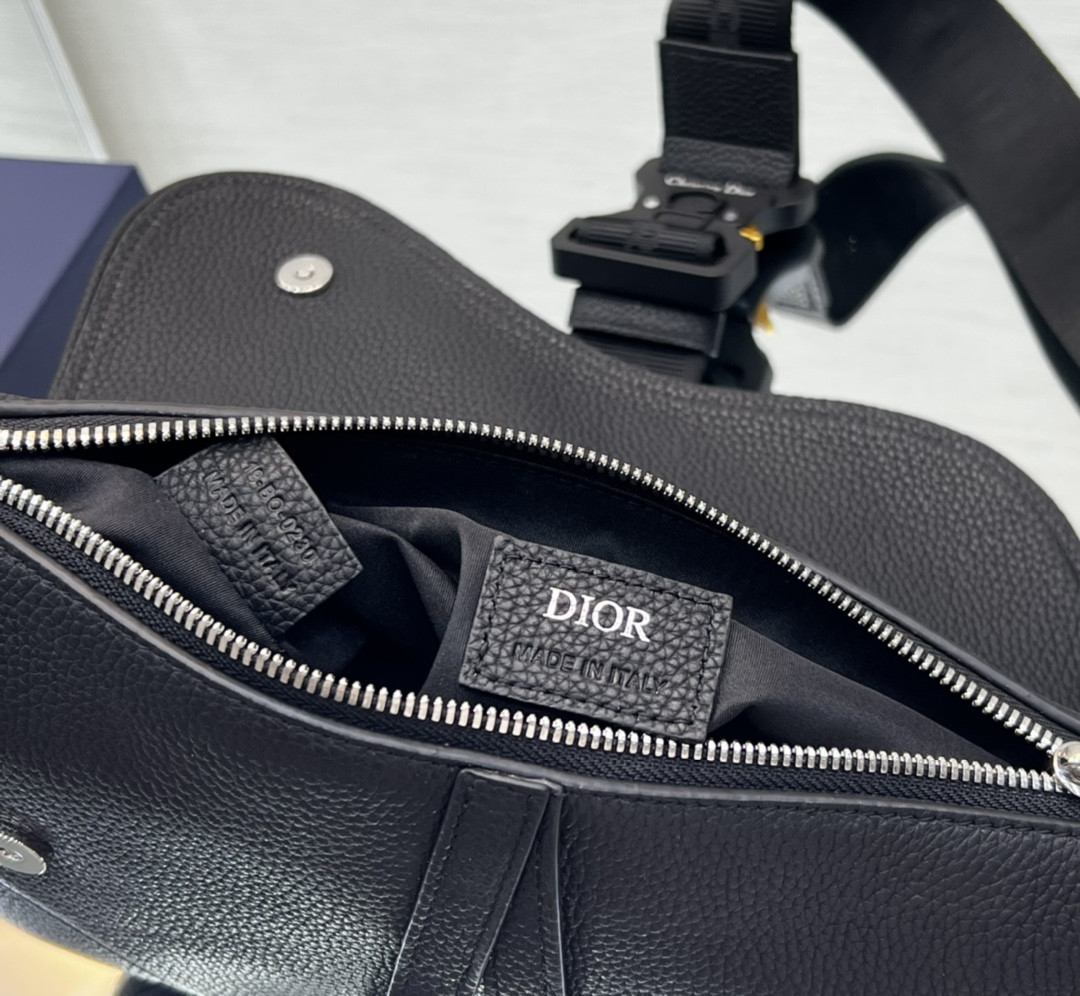 D*or saddle bag black grained calfskin 26 x 19 x 4.5 cm
