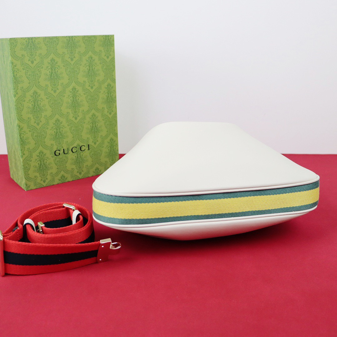 G*u*i attache medium shoulder bag white 13.8″w x 12.6″h x 2.4″d