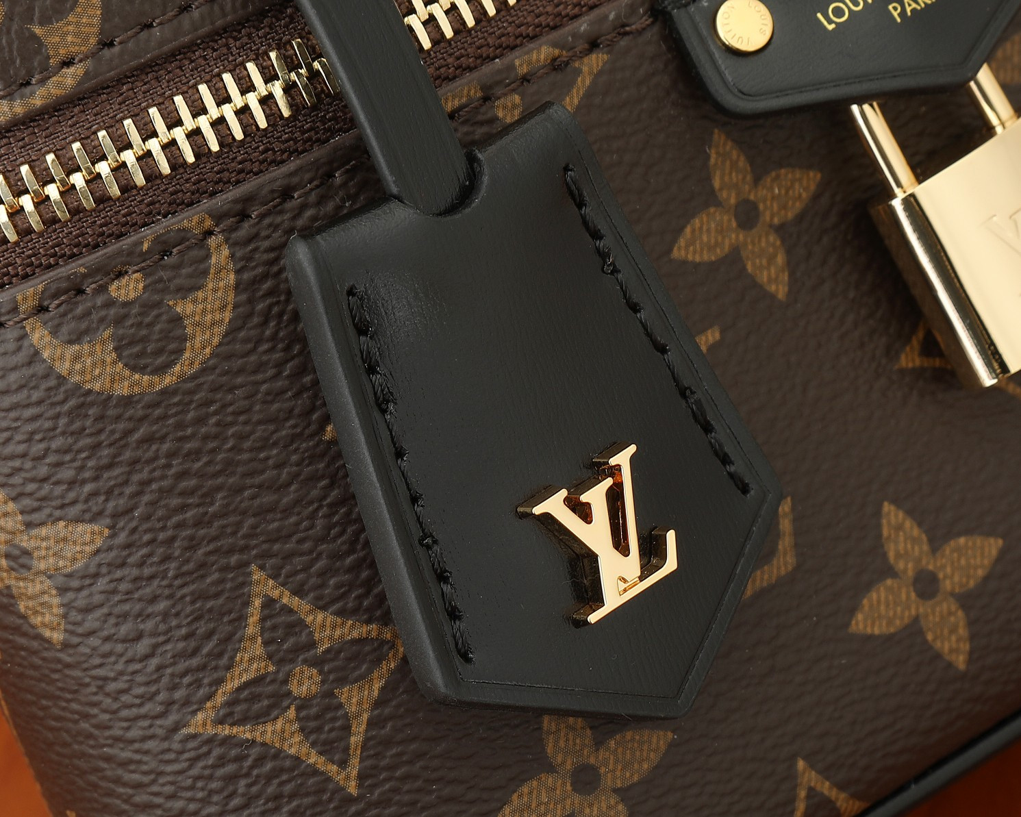 LV M47125 Vanity Chain Pouch 19 x 11.5 x 6.5 cm