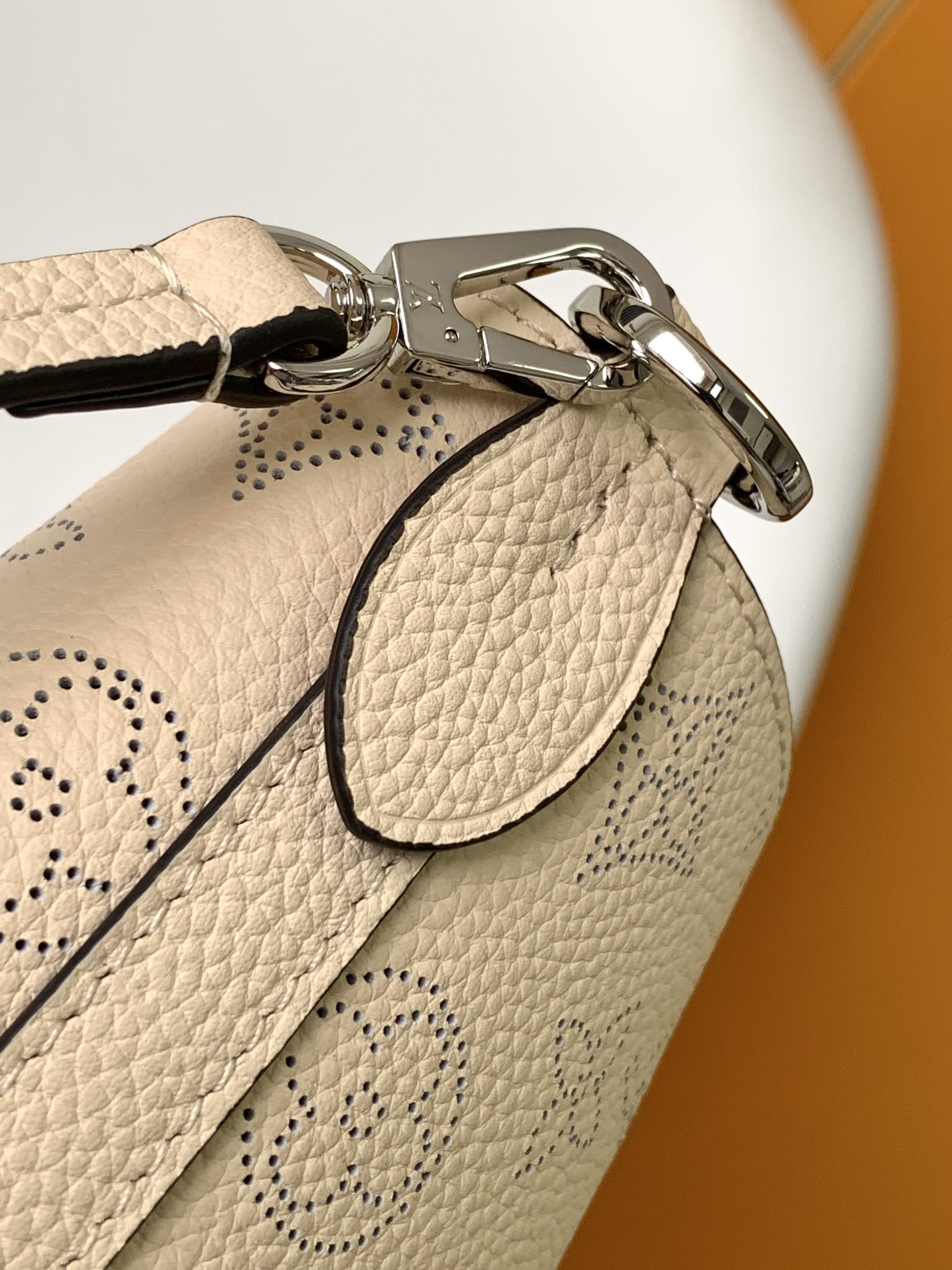 LV  Blossom M21909 20.0 x 20.0 x 12.5 CM