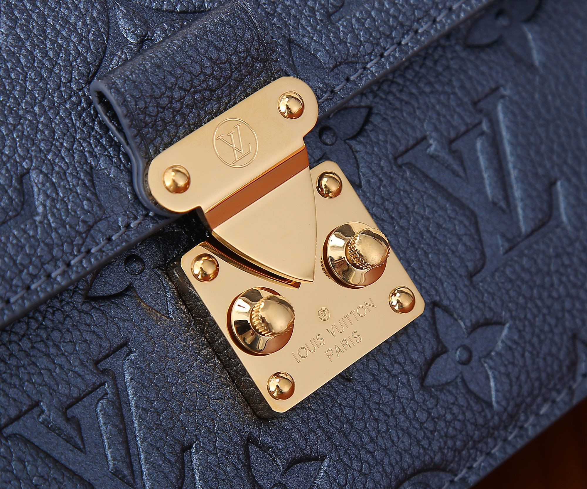 LV Wallet On Chain Métis   M82671    7.5 x 4.3 x 2.2 inches