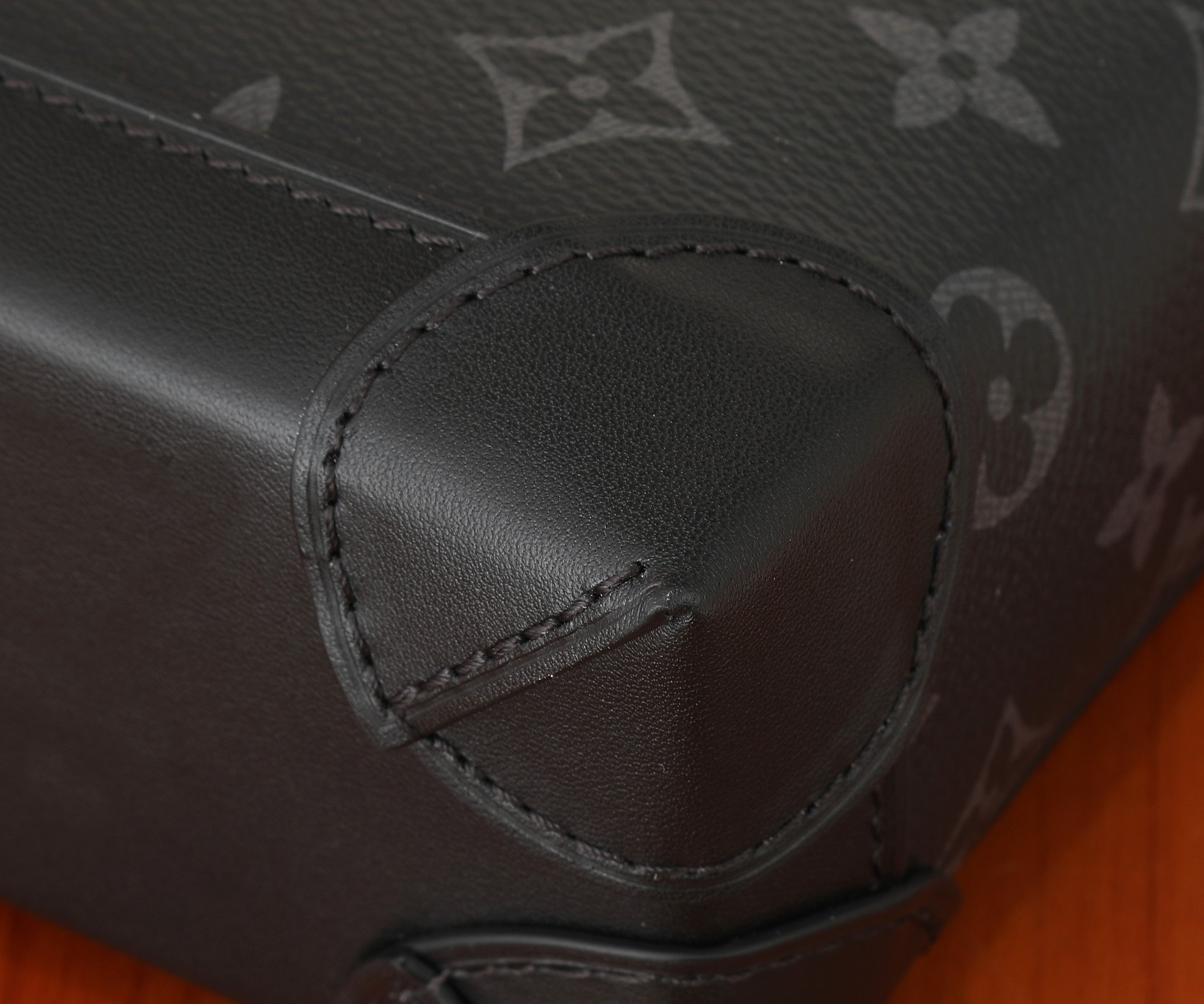 LV Nano Steamer M82774  5.9 x 7.1 x 2.8 in