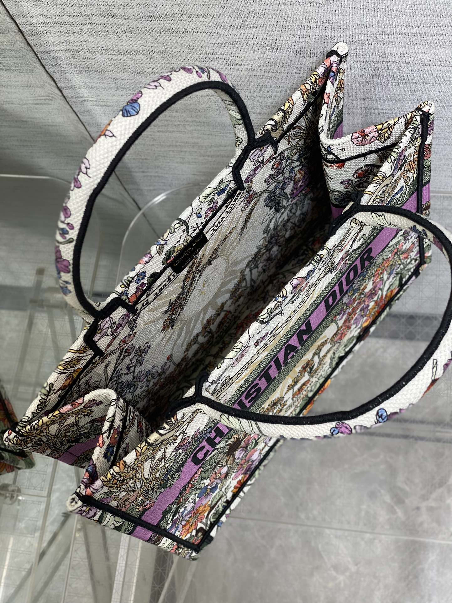 medium D*or book tote  ecru multicolor D*or 4 saisons Été soleil embroidery 36 x 27.5 x 16.5 cm