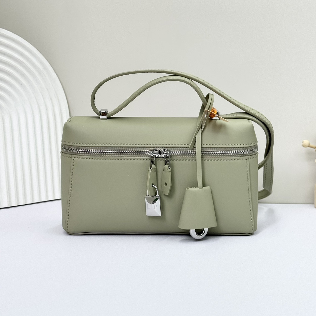 L**o p*ana extra pocket l19  smooth calfskin 11 x 19 x 6.5 cm