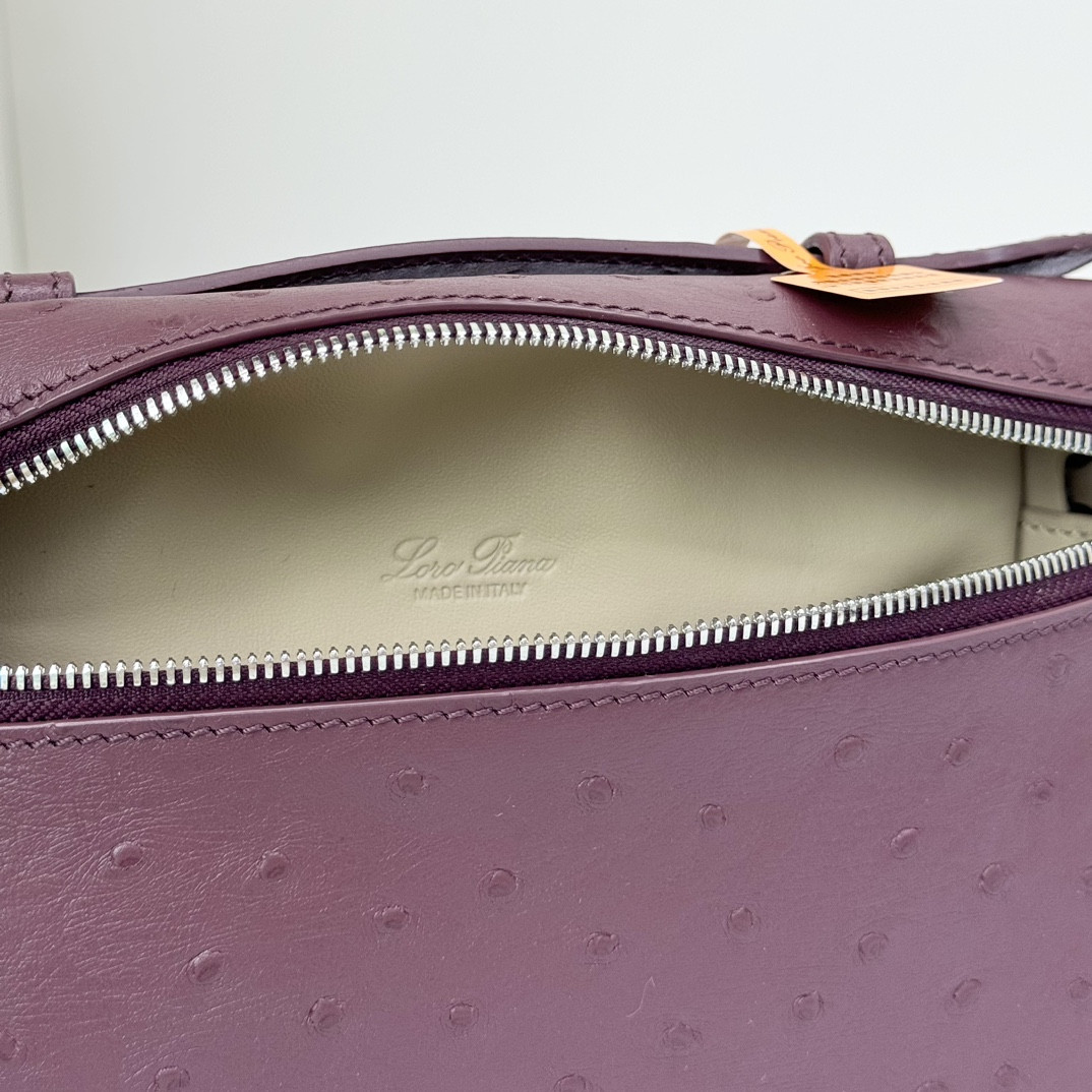 L**o p*ana extra pocket l19 ostrich-grained leather 11 x 19 x 6.5 cm