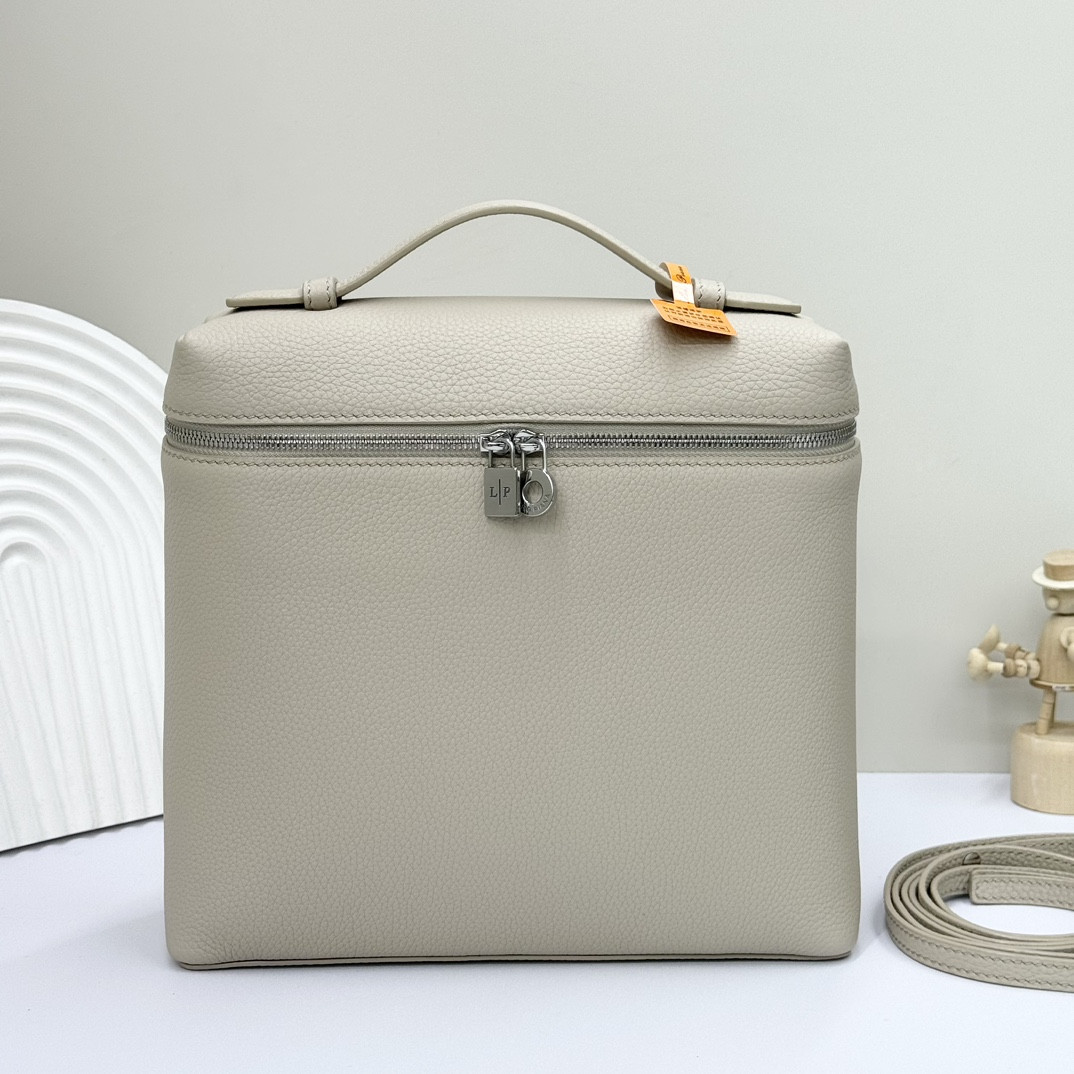 L**o p*ana extra pocket backpack l23.5 grained calfskin 23 x 21 x 8 cm