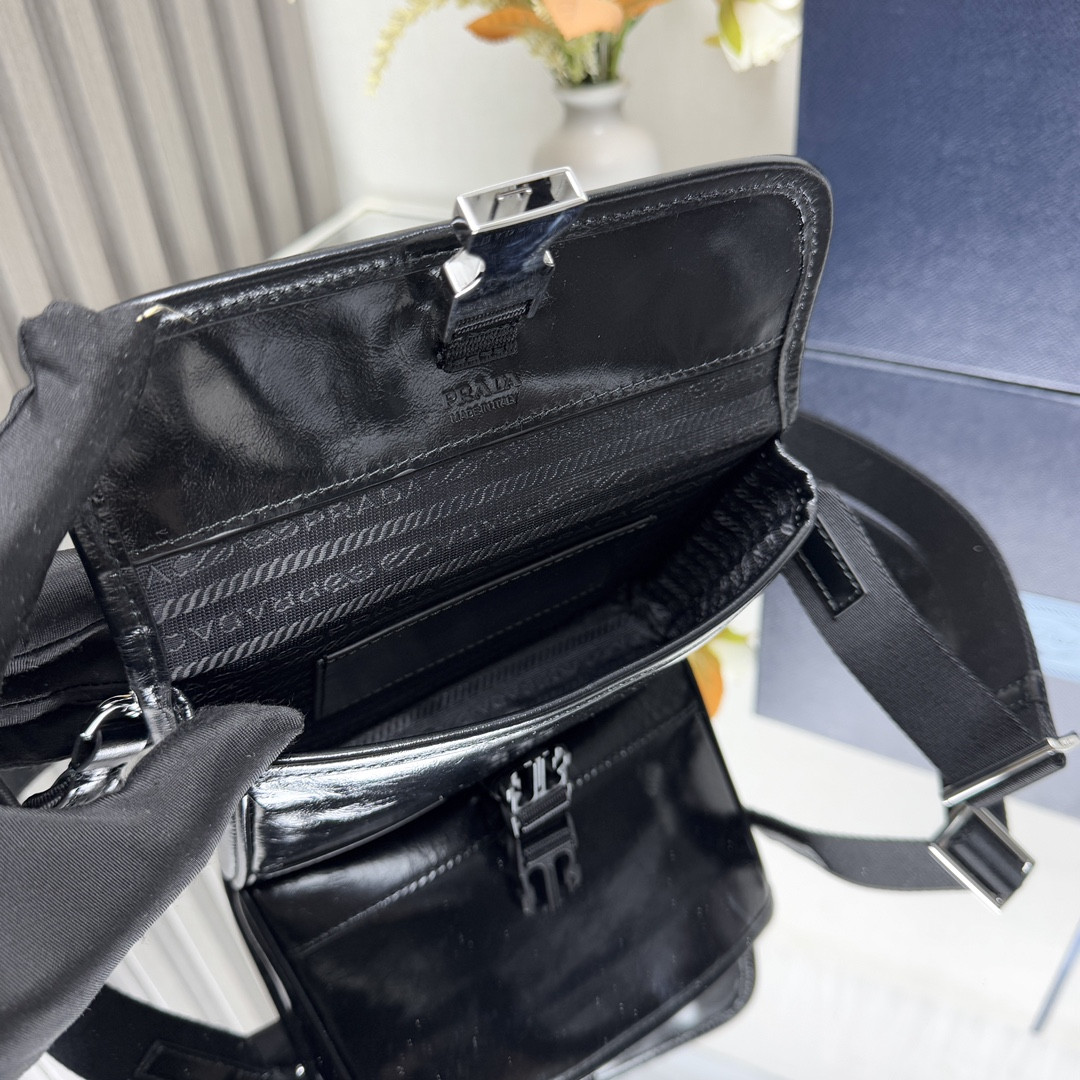 Pra*a leather smartphone case 12.5x18x2.5cm