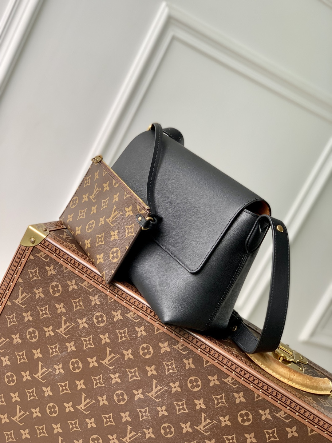 LV Messenger Bag M13148 30x18x12cm