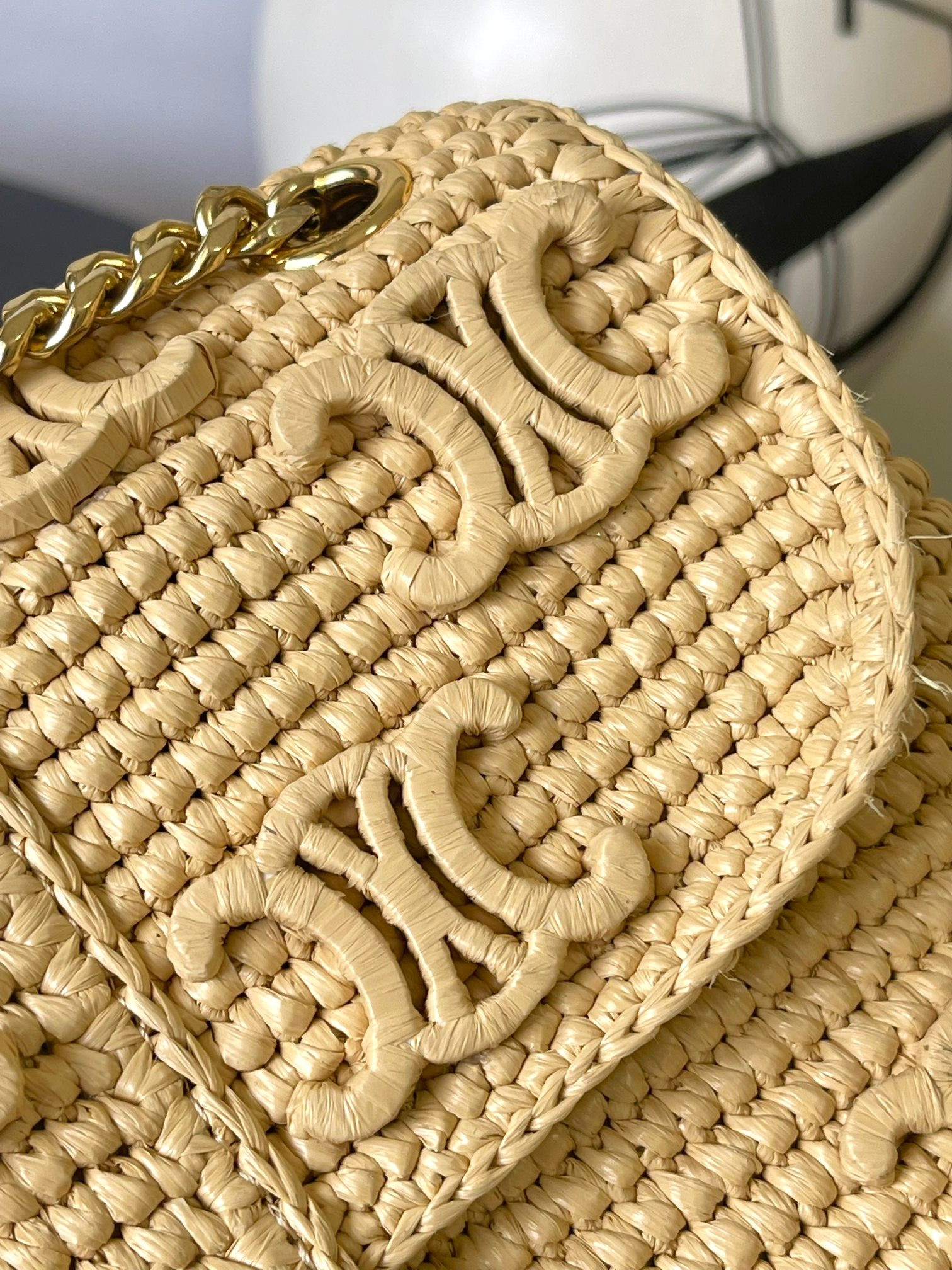 Ce**e victoire medium bag in raffia with triomphe embroideries 25x17x9cm