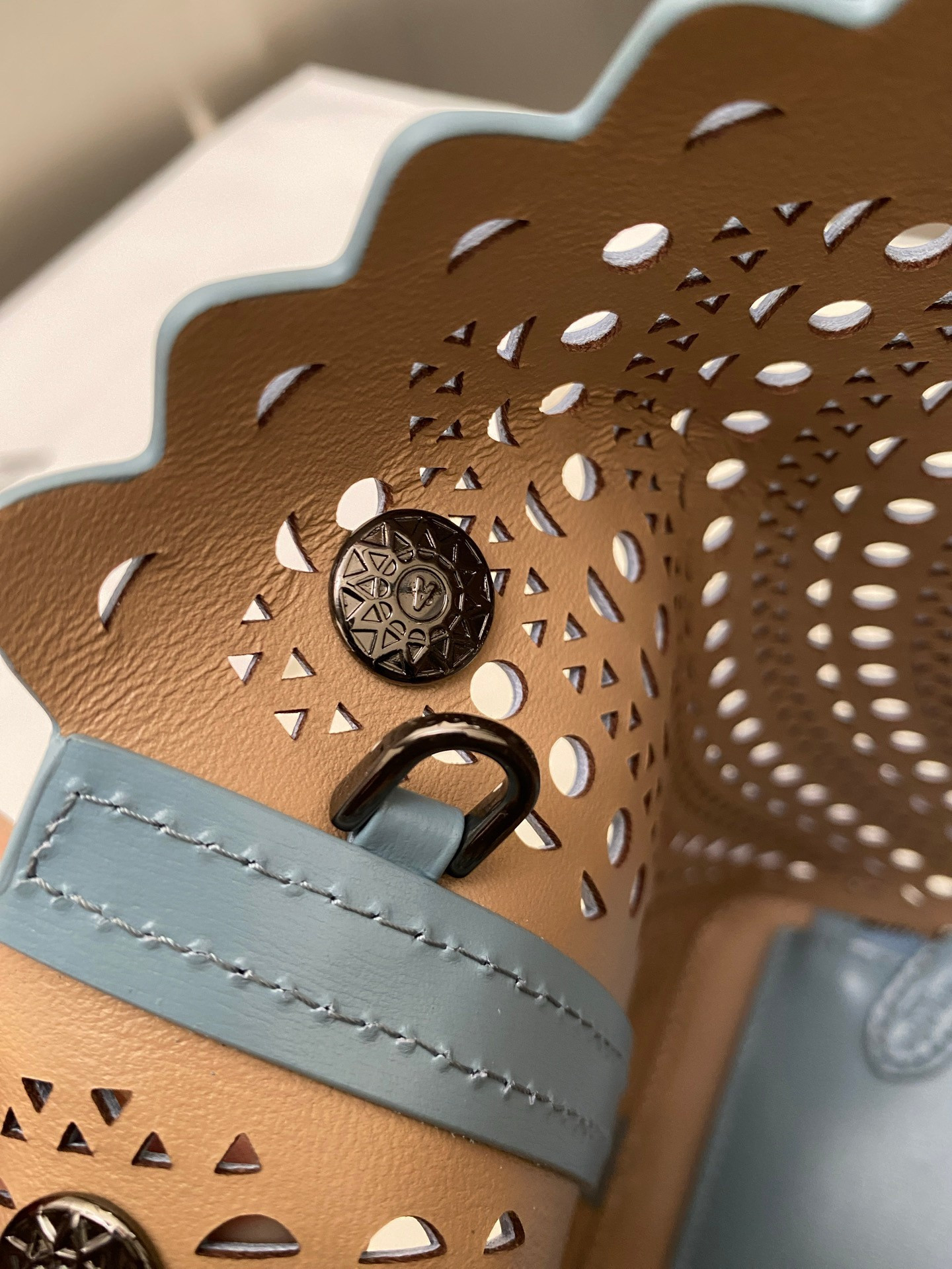 ALAÏA Mina 25 bag 25x20x12cm