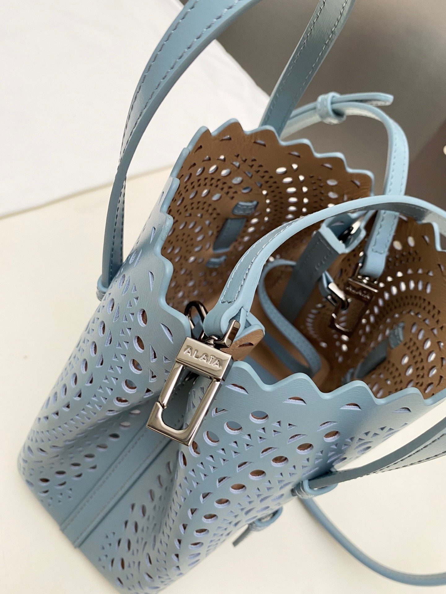 ALAÏA Mina 20 bag In Vienne Wave 20x17x10cm