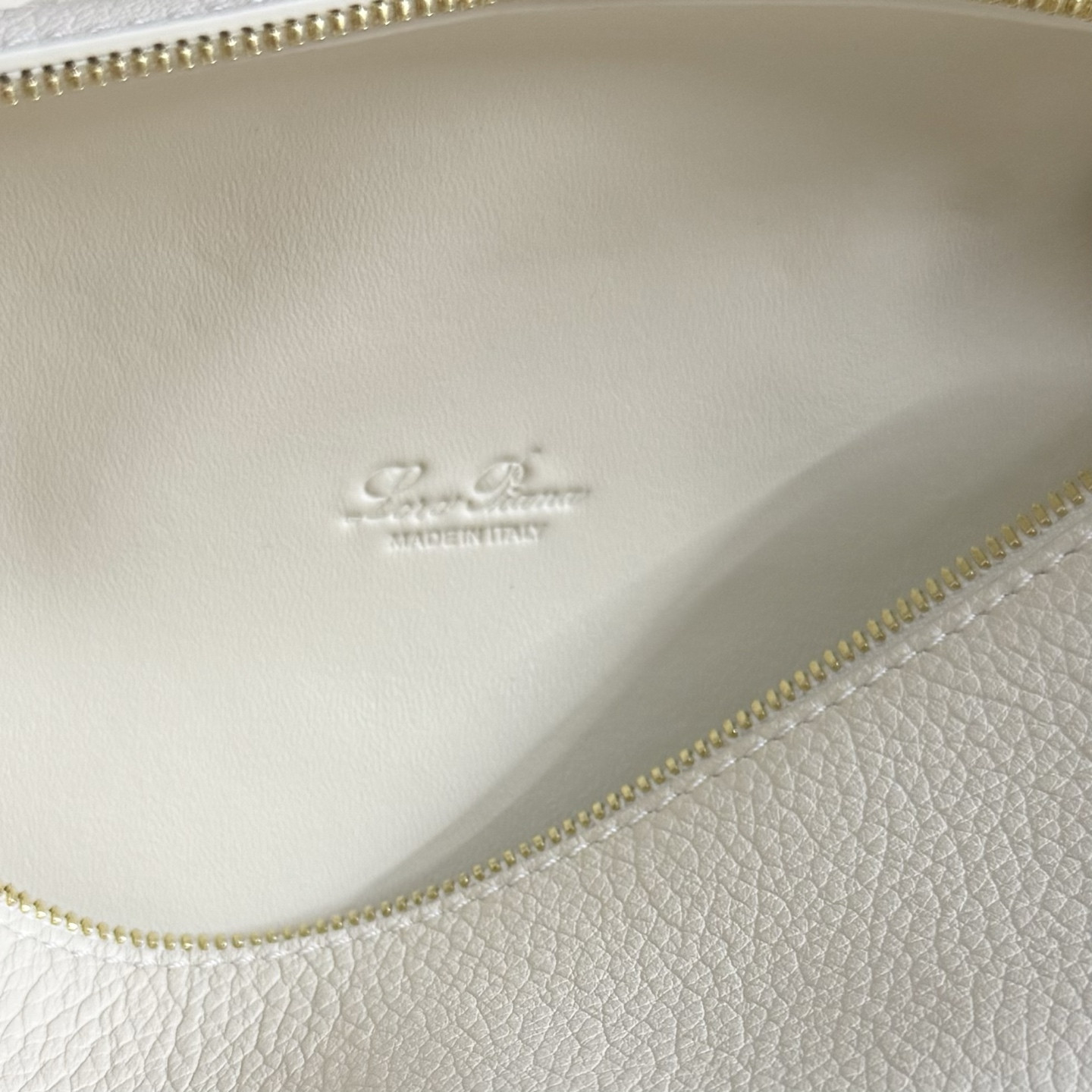 L**o p*ana extra pocket l19 grained calfskin 11 x 19 x 6.5 cm