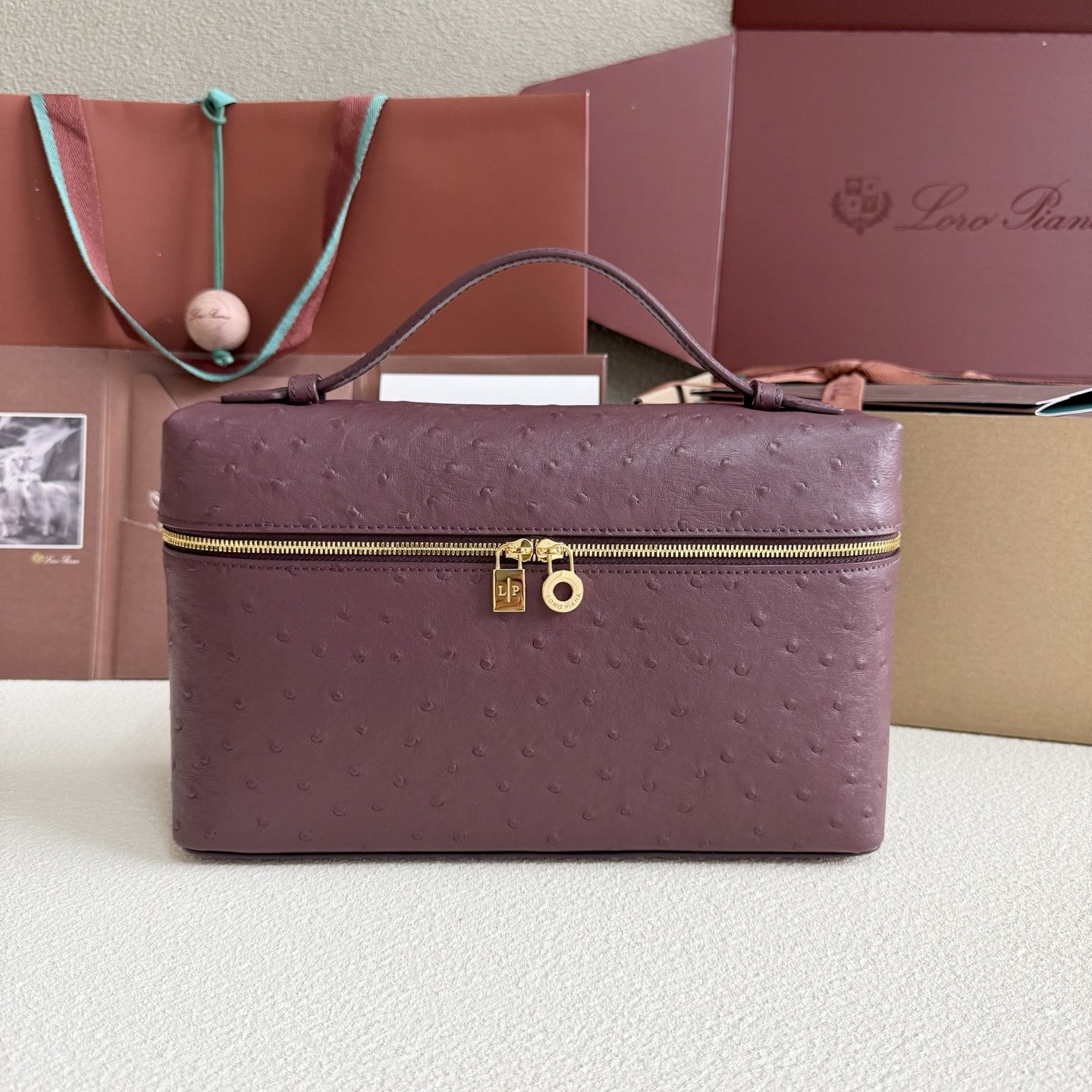 L**o p*ana extra pocket l27 ostrich-grained leather 16x27x10cm