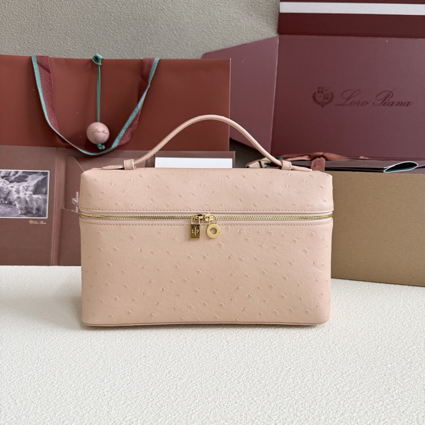 L**o p*ana extra pocket l27 ostrich-grained leather 16x27x10cm